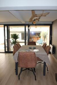 a dining room with a table and chairs at Verborgen Pareltje in Bray-Dunes
