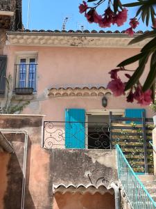 a building with blue windows and a balcony at Villecroze 1 in Villecroze