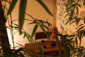a room with green plants and a wooden table at Kokoro Lagoon in Saint-André-de-Sangonis