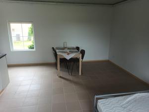 a room with a table and a bed and a window at Śródziemie Erebor in Leśno +1 photo
