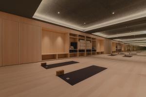 a large room with yoga mats on the floor at Hotel Milla Montis in Maranza