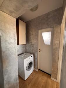 a laundry room with a washing machine in it at Andra apartament in Petroşani +1 photo