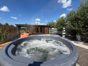 a hot tub in the middle of a backyard at Wrzosowisko Sominy in Sominy
