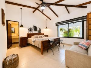 a bedroom with a bed and a table and a couch at Villa de lujo a 20 mins Buga con Piscina privada, Jacuzzi y BBQ in Guacarí