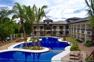 ein Resort mit einem großen Pool und Palmen in der Unterkunft MO2 Westown Lagoon Coron in Coron