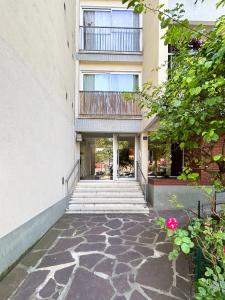 a building with a stone walkway in front of a building at La Parenthèse Loggia - Calme & proche Disney in Champigny-sur-Marne