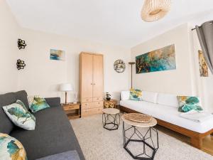 a living room with a couch and a table at La Parenthèse Loggia - Calme & proche Disney in Champigny-sur-Marne