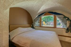 a bedroom with a bed and a window at Les Rochas - Duplex pour 7 personnes in Champcella