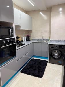 a kitchen with a washer and a dishwasher at Appartement El-Chahed in Annaba