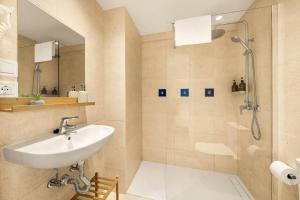 a bathroom with a sink and a shower at Jomarijo Boutique Rooms in Fuengirola