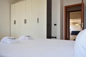 a kitchen with white cabinets and a white counter top at Welc-ōM Conselve Matteotti in Conselve