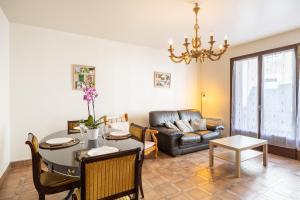 a living room with a table and a couch at Gîte Le Scaphandre in Espalion