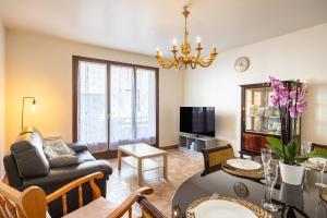 a living room with a couch and a table at Gîte Le Scaphandre in Espalion