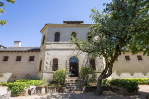 an old building with a tree in front of it at Gîte Le Scaphandre in Espalion