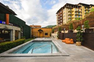 een zwembad in de achtertuin van een gebouw bij Royal Spa Hotel in Velingrad