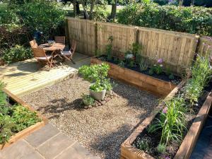 a garden with a table and chairs and a fence at Crown Cottage in Hartest