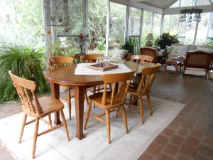 Whispering Pines Bed and Breakfast 레스토랑 또는 맛집