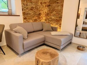a living room with a couch and a table at Gimmeldinger Haus in Neustadt an der Weinstraße