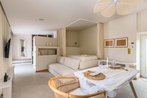 a living room with a table and a couch at Refúgio Do Loureiro in Sesimbra