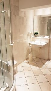 
A bathroom at Best Western Plus Hotel StadtPalais
