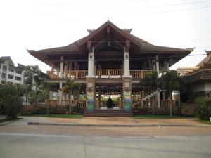 un gran edificio con techo de gambrel en The Oasis Davao Condotel, en Davao City