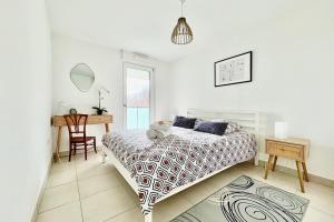 a white bedroom with a bed and a desk at The Ill in Softness calm & elegant in Illkirch-Graffenstaden