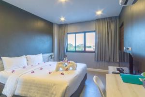 Postel nebo postele na pokoji v ubytování C Cha-Am Hotel