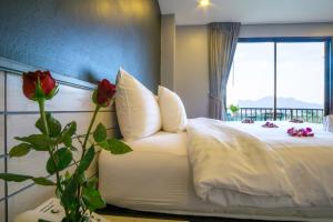 Postel nebo postele na pokoji v ubytování C Cha-Am Hotel