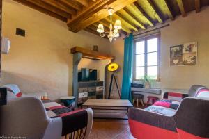 a living room with chairs and a table at Gîte de la Savenée in Saint-André-en-Morvan