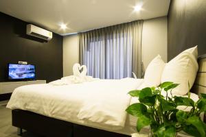 Postel nebo postele na pokoji v ubytování C Cha-Am Hotel