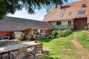 a house with a picnic table in the yard at Das Falken Nest in Eisenbach