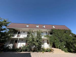 a building with a brown roof on top of it at Aiperii in Bosteri