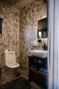a bathroom with a toilet and a sink at Horizon Славсько з чаном,басейном in Khashchovanoye +17 photos