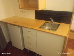 a kitchen with a sink and a counter top at Telhado solitario in Porto