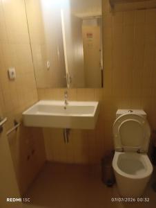 a bathroom with a sink and a toilet at Telhado solitario in Porto