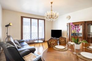 a living room with a table and a couch at Gîte l' Odyssée in Espalion