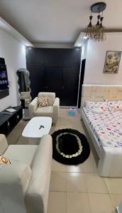 a living room with a bed and a couch at Résidence Abidjan in Abidjan