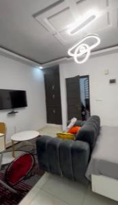 a living room with a couch and a tv at Résidence Abidjan in Abidjan