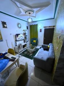 a living room with a couch and a table at Résidence Abidjan in Abidjan