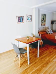 a room with a table and chairs and a bed at Apart del Puerto 01 cochera opcional in Santa Fe