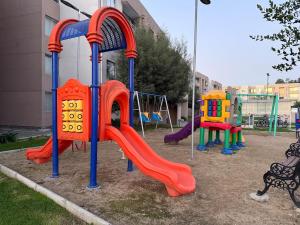 a playground with a slide at Departamento Amplio y tranquilo in Talca