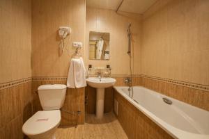 Koupelna v ubytování Aviatrans Hotel + 37 fotografií