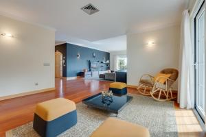a living room with blue and white walls at Villa Minimalista in Caniço