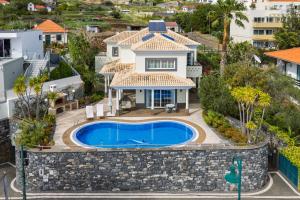 an aerial view of a house with a swimming pool at Villa Minimalista in Caniço