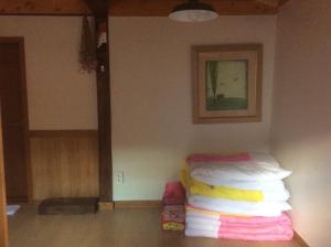 una camera con un letto e una pila di cuscini di Yangsajae a Jeonju