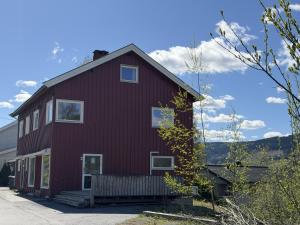 a red house with a gambrel roof at Spacious apartment in Follebu in Aulestad