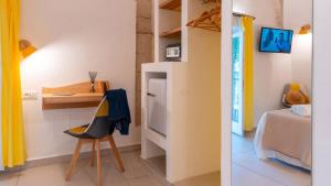 a small room with a desk and a bed at Cava del Mare in Favignana