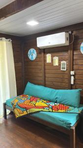 a bed in a room with a wall at Recanto do Sol II in Ilha do Mel