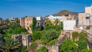 a view of a town on a mountain at Cava del Mare in Favignana