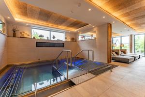 a large swimming pool in a house at Wellings Parkhotel in Kamp-Lintfort